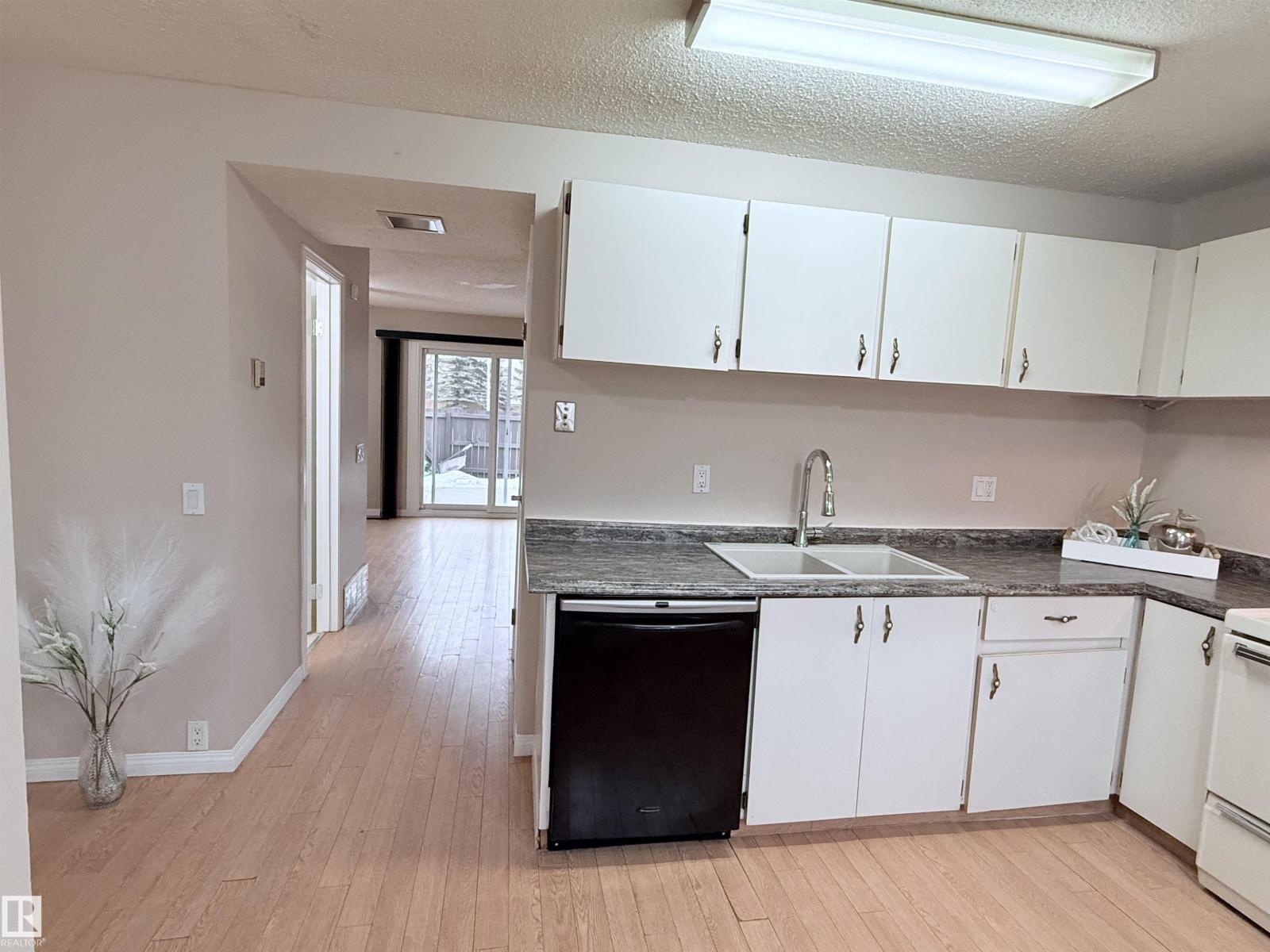 18118 93 Av Nw, Edmonton, Alberta  T5T 1Y1 - Photo 4 - E4482238