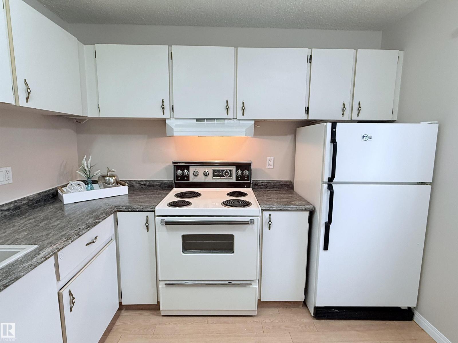 18118 93 Av Nw, Edmonton, Alberta  T5T 1Y1 - Photo 8 - E4482238