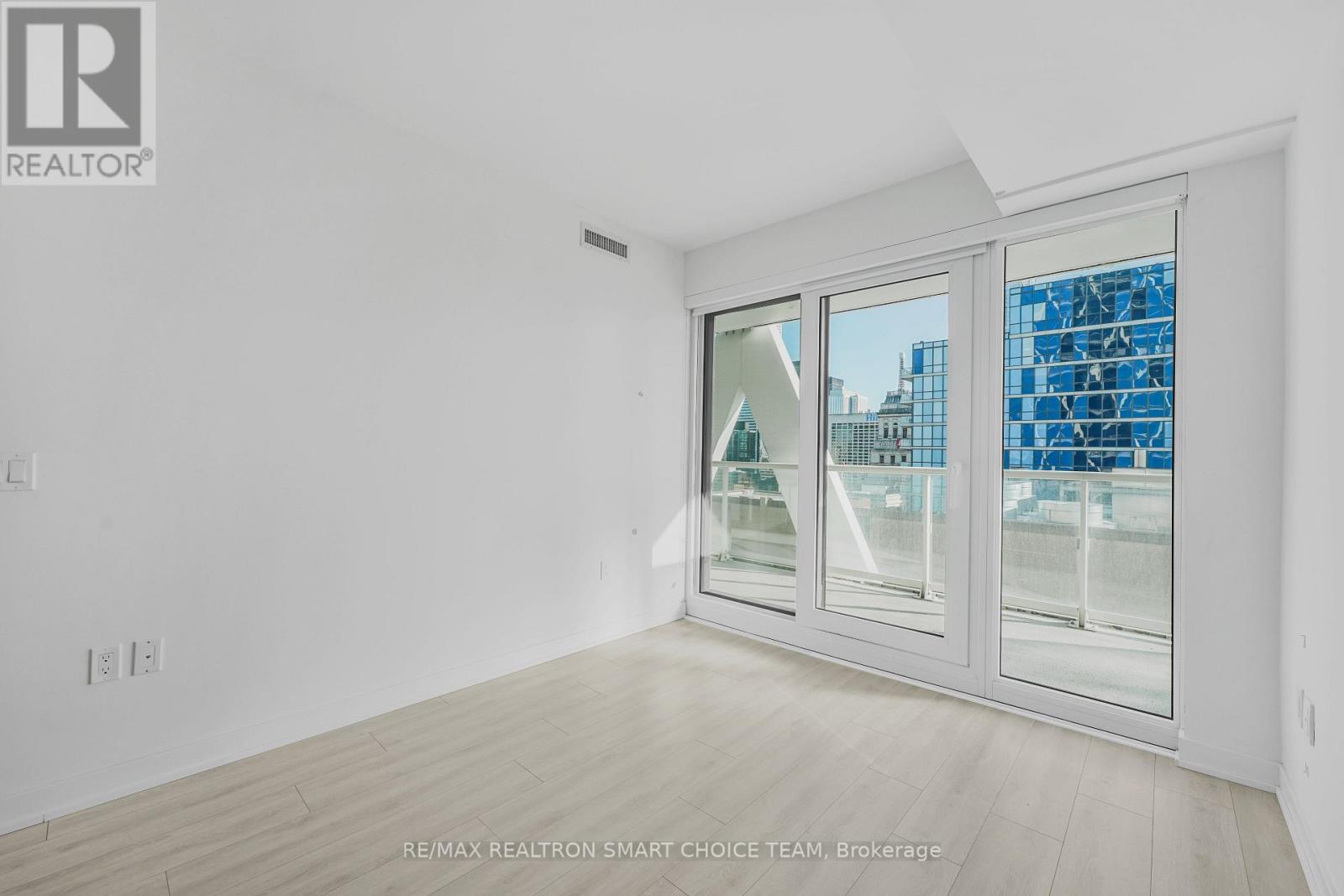 1816 - 230 Simcoe Street, Toronto, Ontario  M5T 0G7 - Photo 8 - C12998618