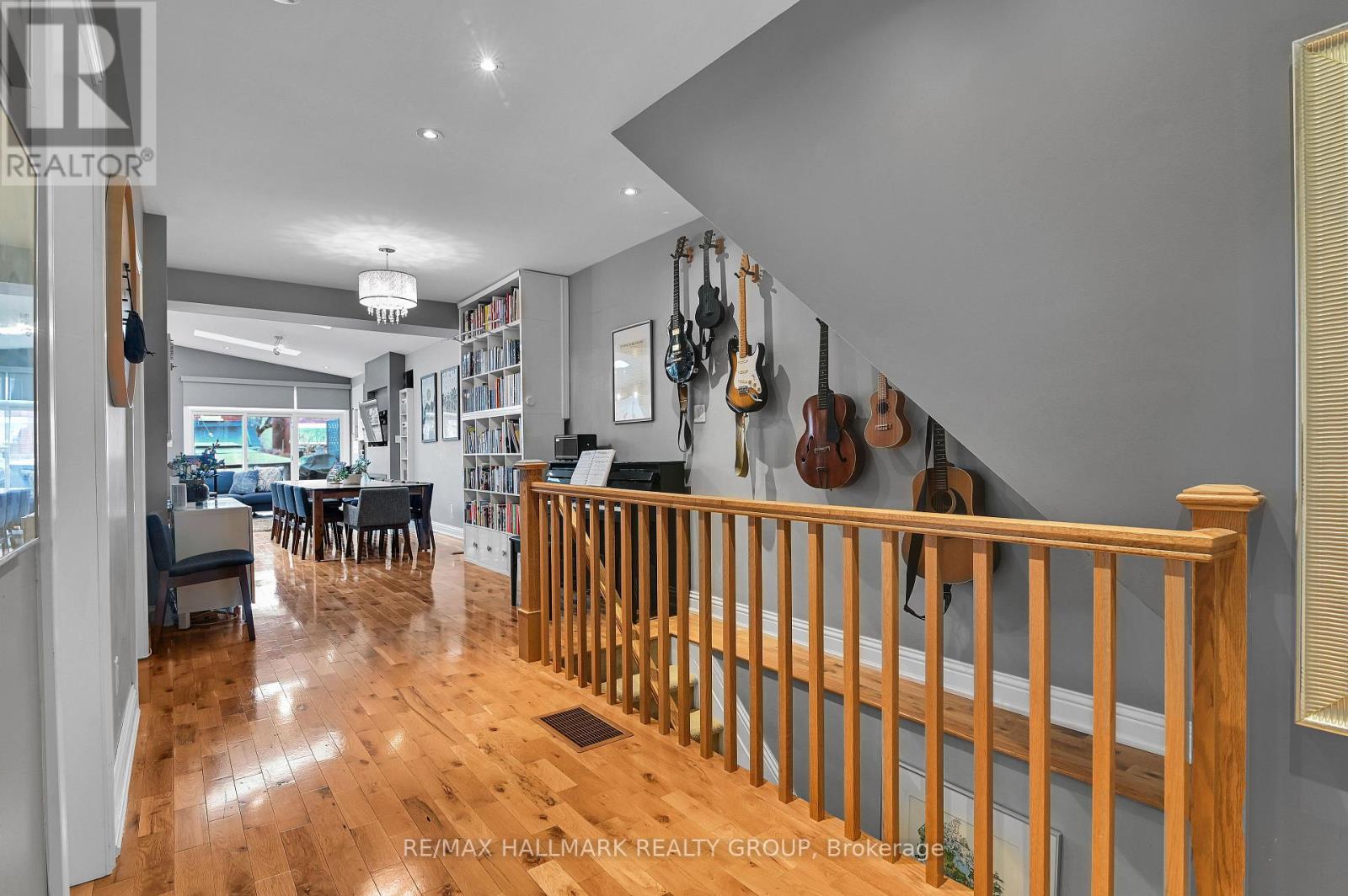 212 Flora Street, Ottawa, Ontario K1R 5R7 - Photo 3 - X12998674