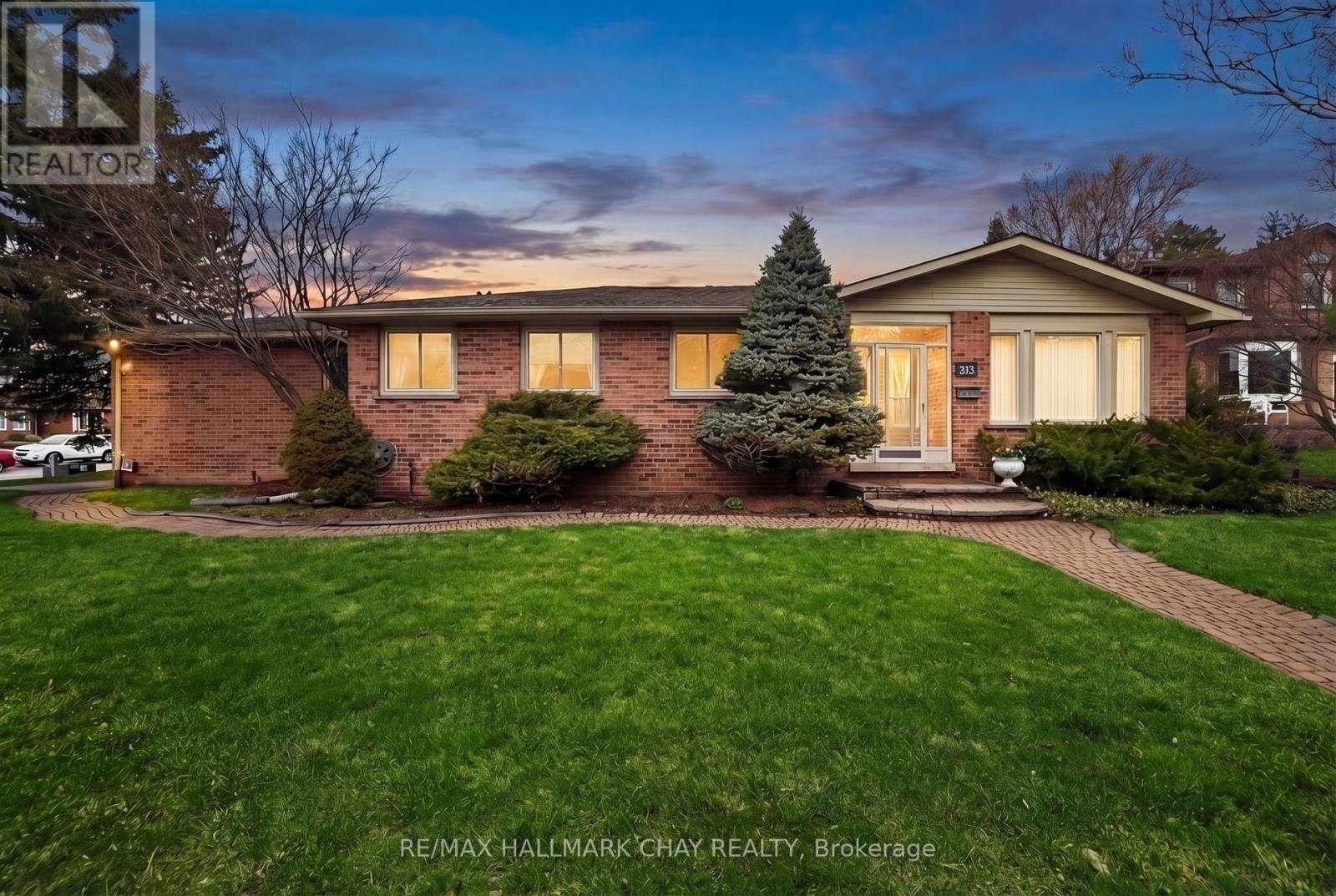 363 LONDON ROAD, Newmarket, Ontario