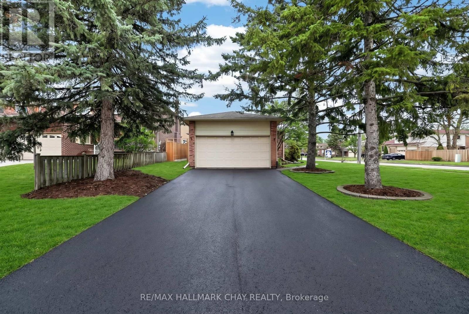 363 London Road, Newmarket, Ontario  L3Y 6G3 - Photo 2 - N12998554