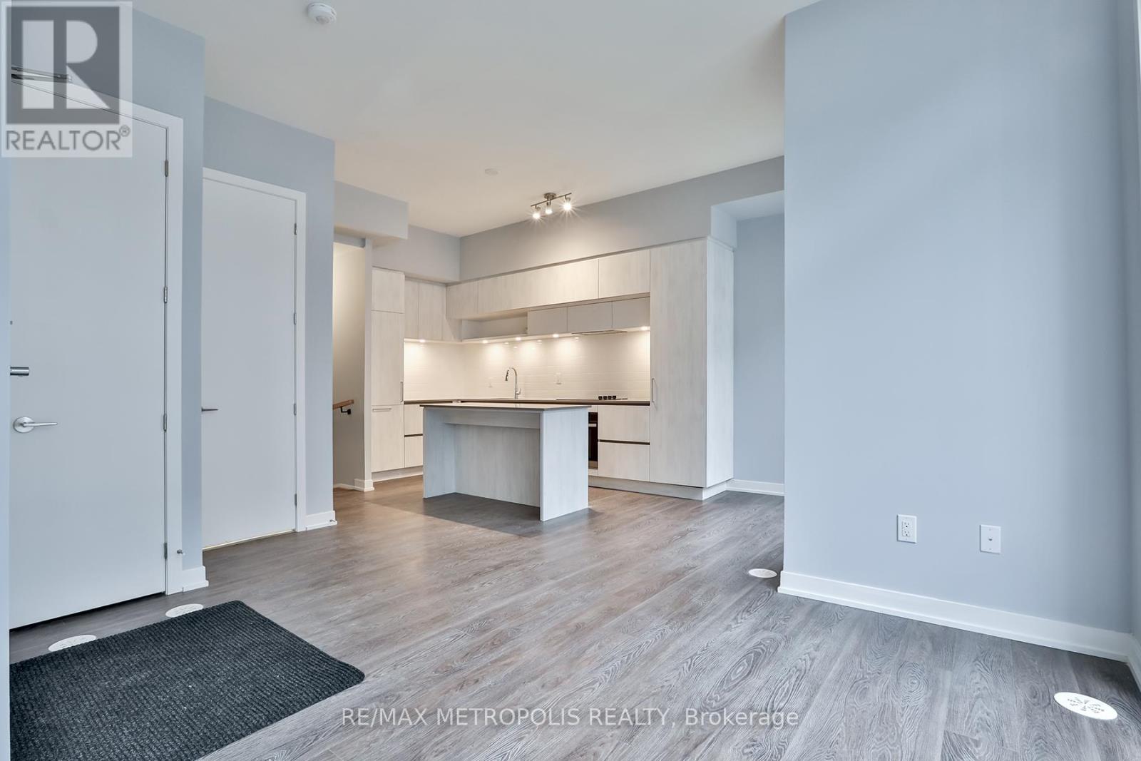 906 - 2 Steckley House Lane, Richmond Hill, Ontario  L4S 1M4 - Photo 2 - N12998614