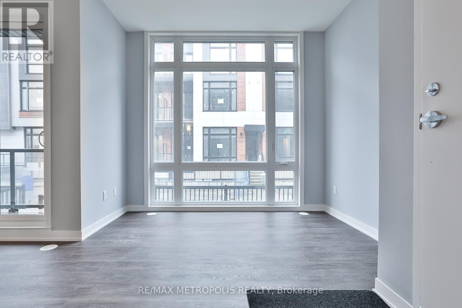 906 - 2 Steckley House Lane, Richmond Hill, Ontario  L4S 1M4 - Photo 4 - N12998614