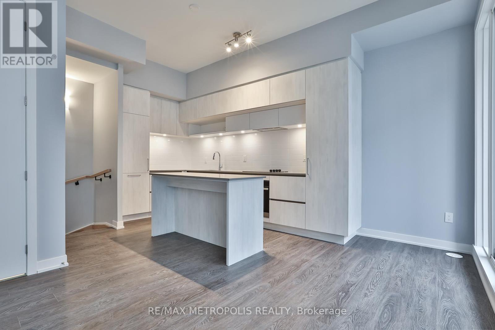 906 - 2 Steckley House Lane, Richmond Hill, Ontario  L4S 1M4 - Photo 5 - N12998614