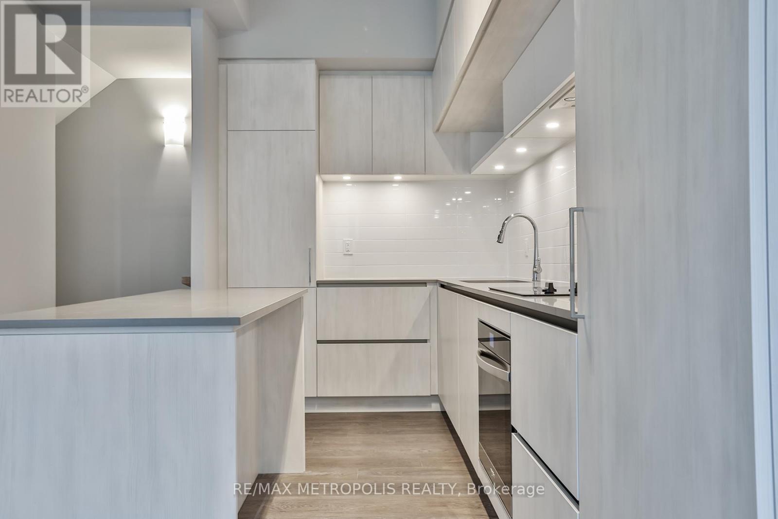 906 - 2 Steckley House Lane, Richmond Hill, Ontario  L4S 1M4 - Photo 7 - N12998614