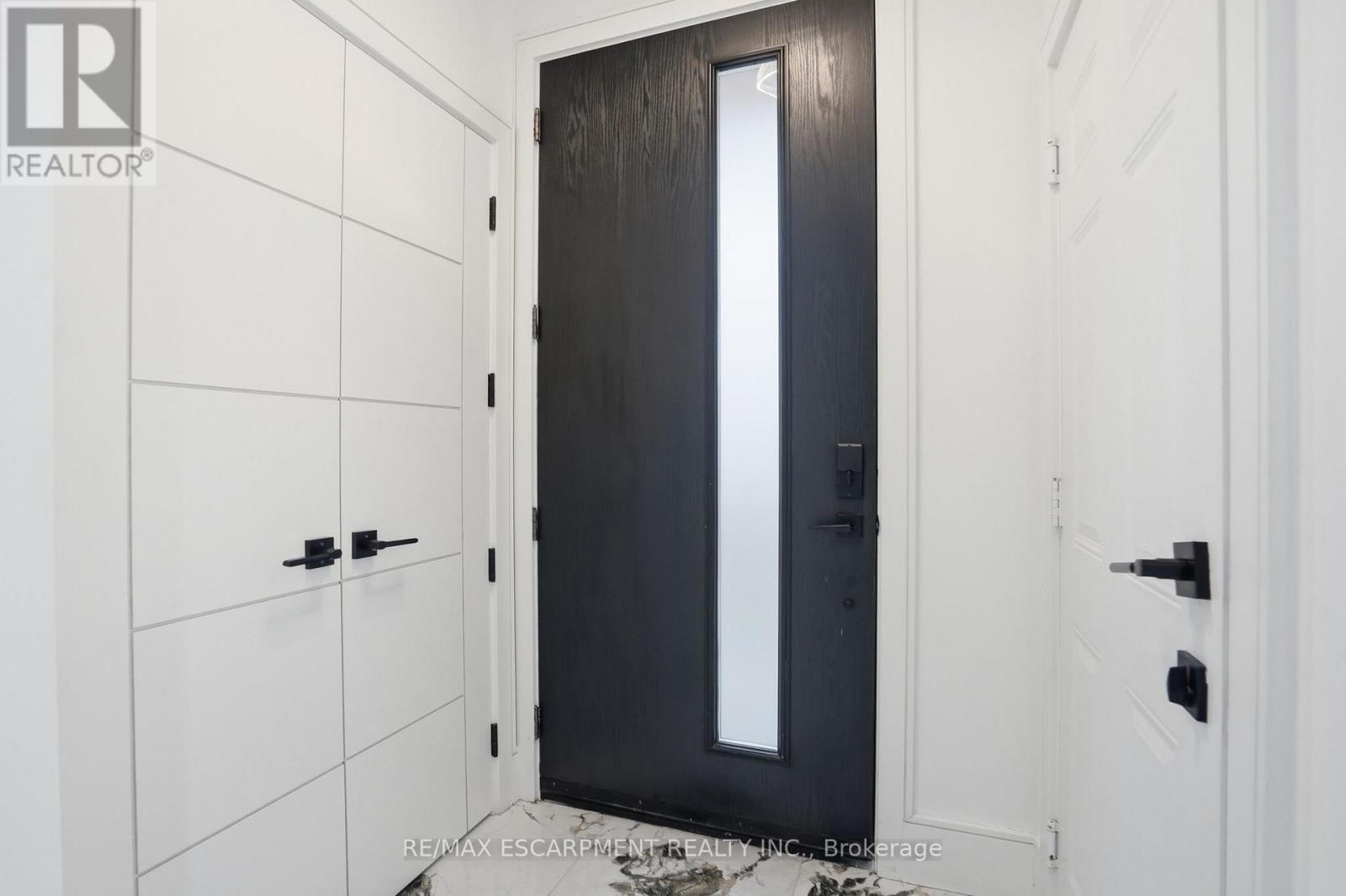 10a Benson Avenue, Mississauga, Ontario  L5H 2P2 - Photo 3 - W12998556