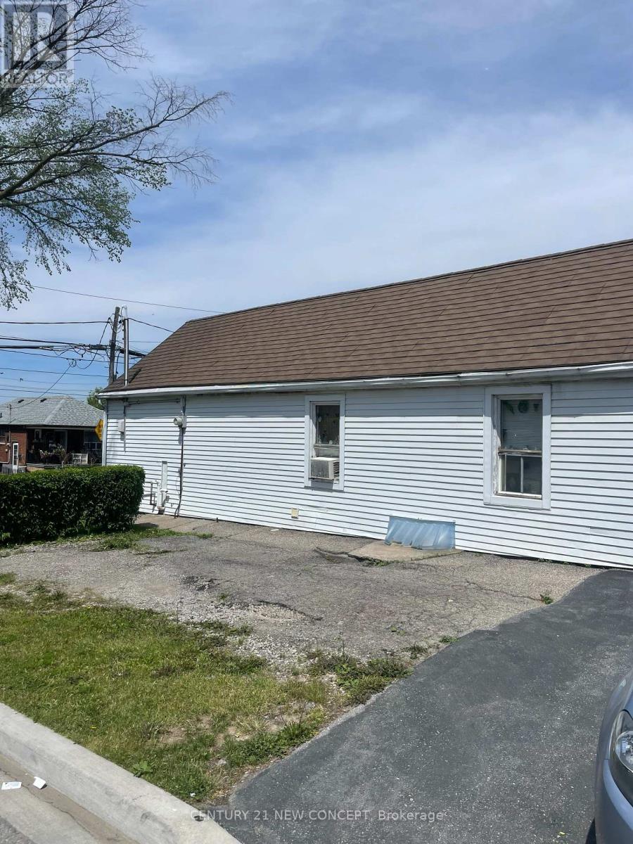 1171 Roselawn Avenue, Toronto, Ontario  M6B 1C5 - Photo 4 - W12998658