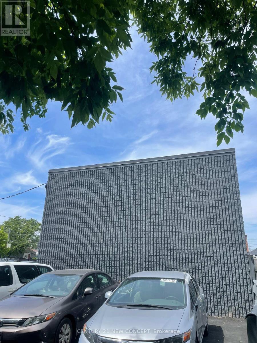 1171 Roselawn Avenue, Toronto, Ontario  M6B 1C5 - Photo 7 - W12998658