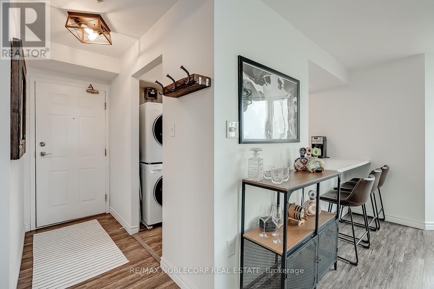 1002 - 1270 Maple Crossing Boulevard, Burlington, Ontario  L7S 2J3 - Photo 4 - W12998660