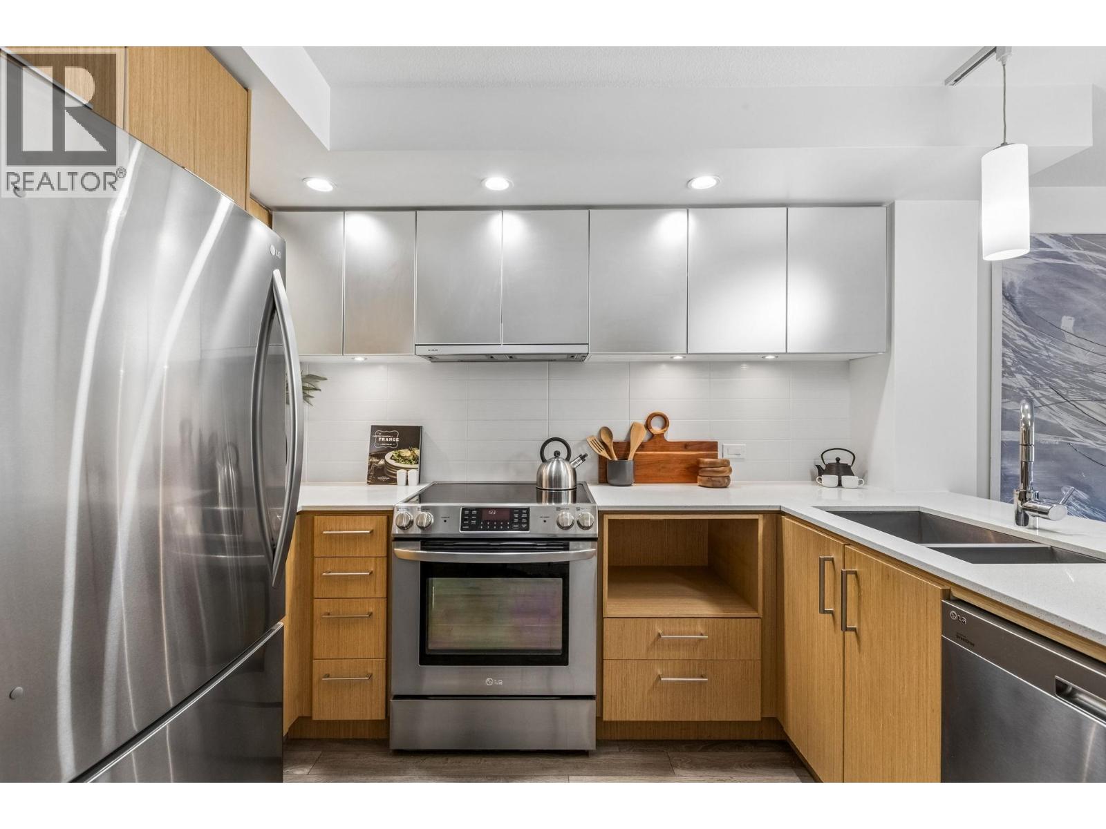 211 221 E 3RD STREET, North Vancouver, British Columbia