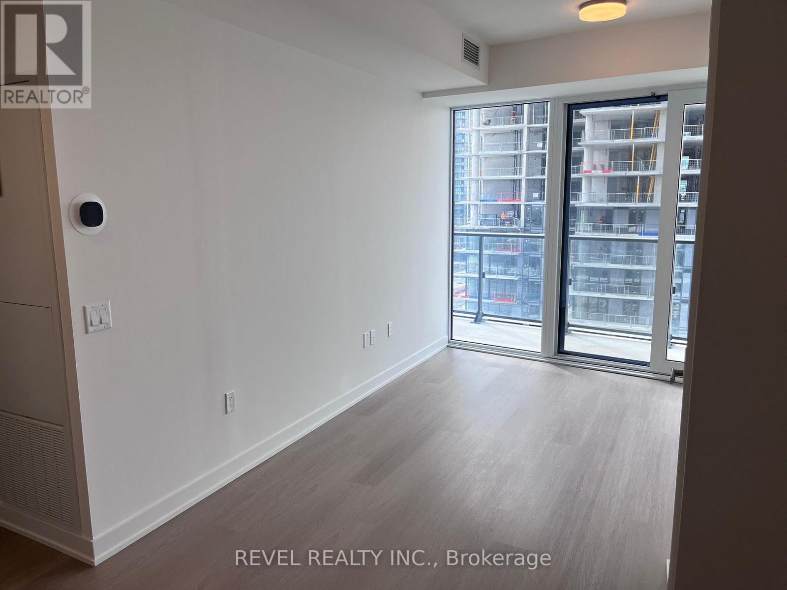 1301 - 448 Burnhamthorpe Road W, Mississauga, Ontario  L5B 4M6 - Photo 8 - W12998708