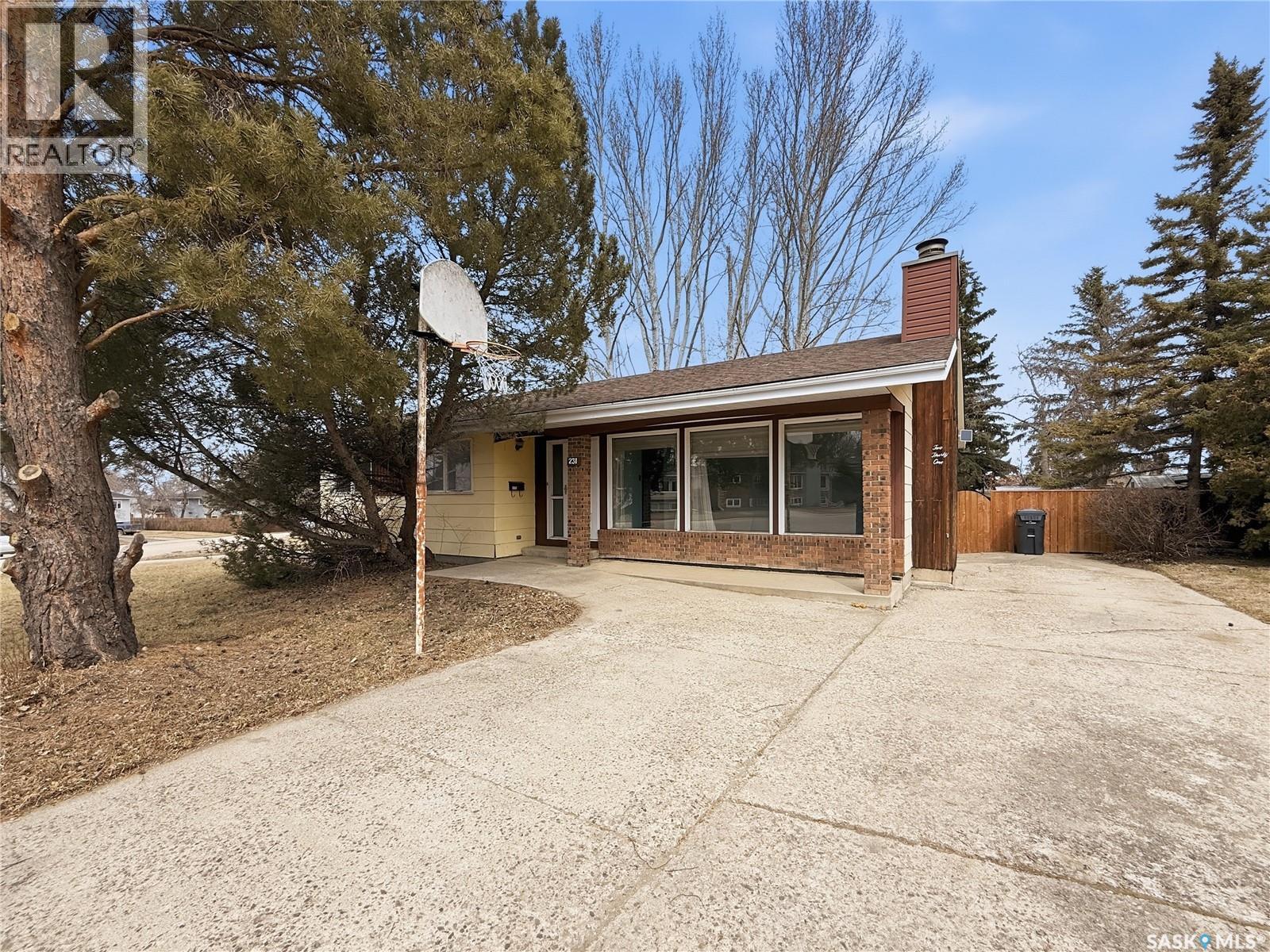 231 Elliott Place, Swift Current, Saskatchewan  S9H 4H7 - Photo 2 - SK032708