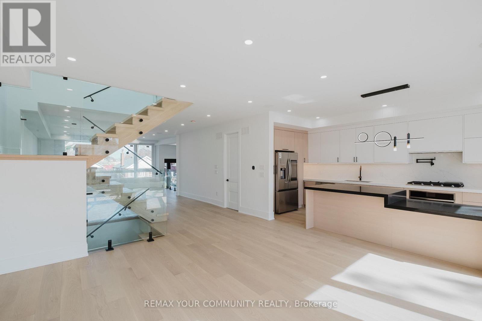 360 Woodmount Avenue, Toronto, Ontario  M4C 4A5 - Photo 5 - E12998646