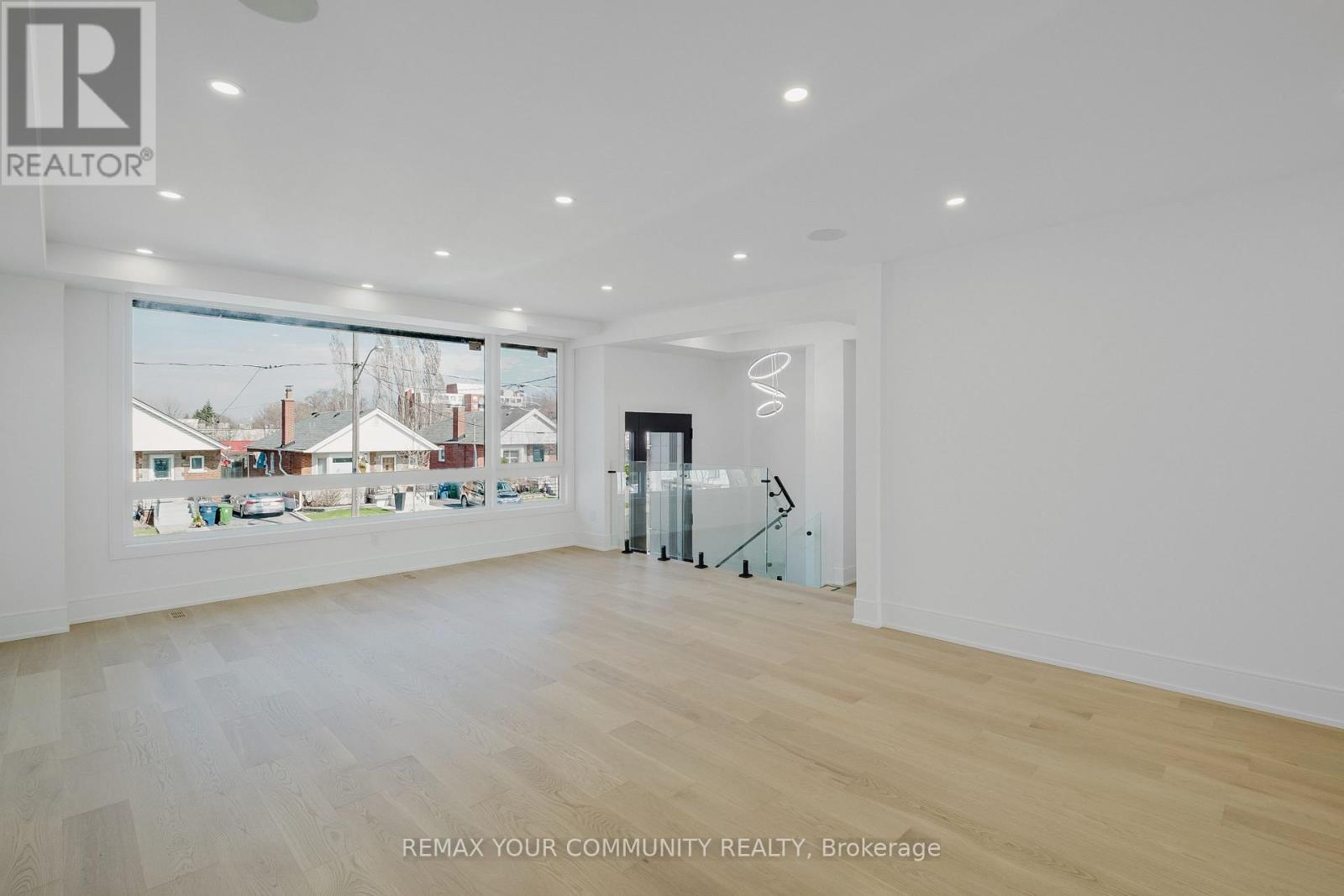 360 Woodmount Avenue, Toronto, Ontario  M4C 4A5 - Photo 4 - E12998646