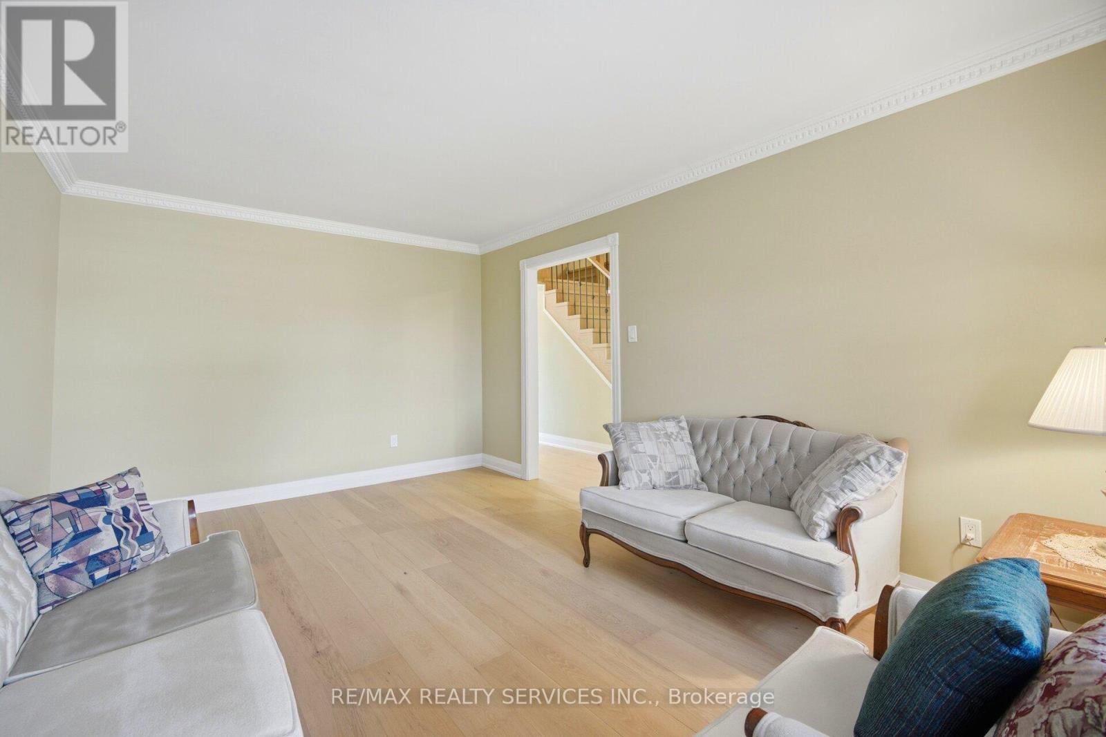 23 Newbury Crescent, Brampton, Ontario  L6S 5M3 - Photo 8 - W12993438