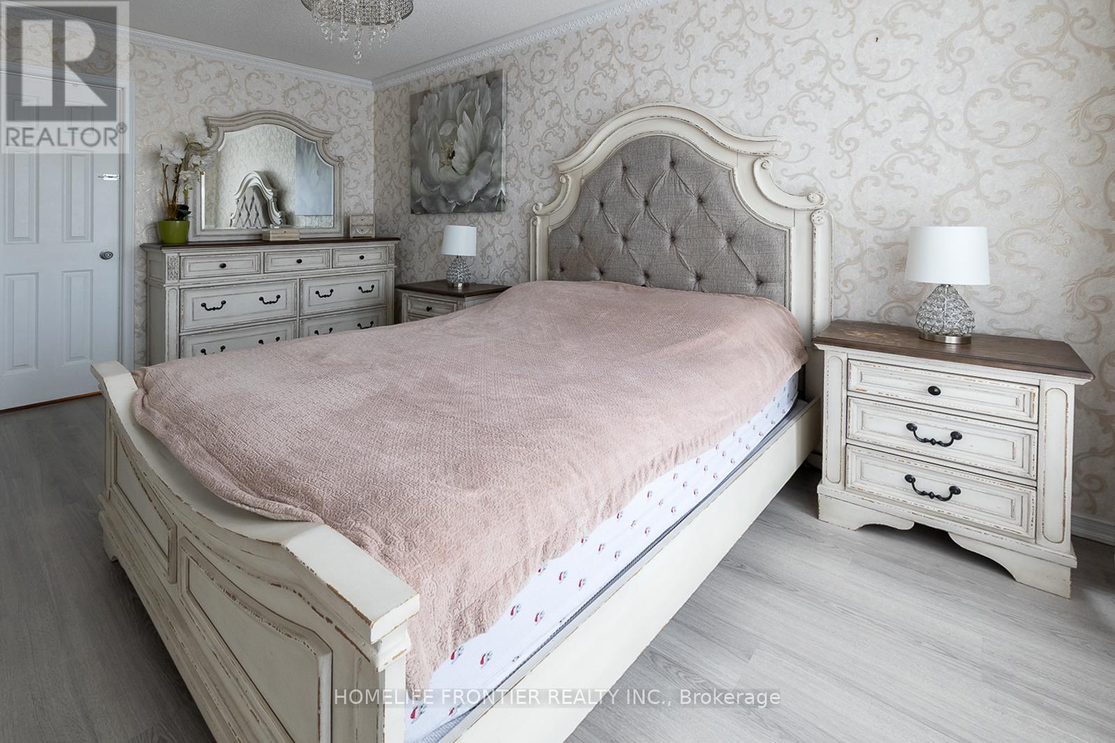 65 West Park Avenue, Bradford West Gwillimbury, Ontario  L3Z 0A7 - Photo 17 - N12998542