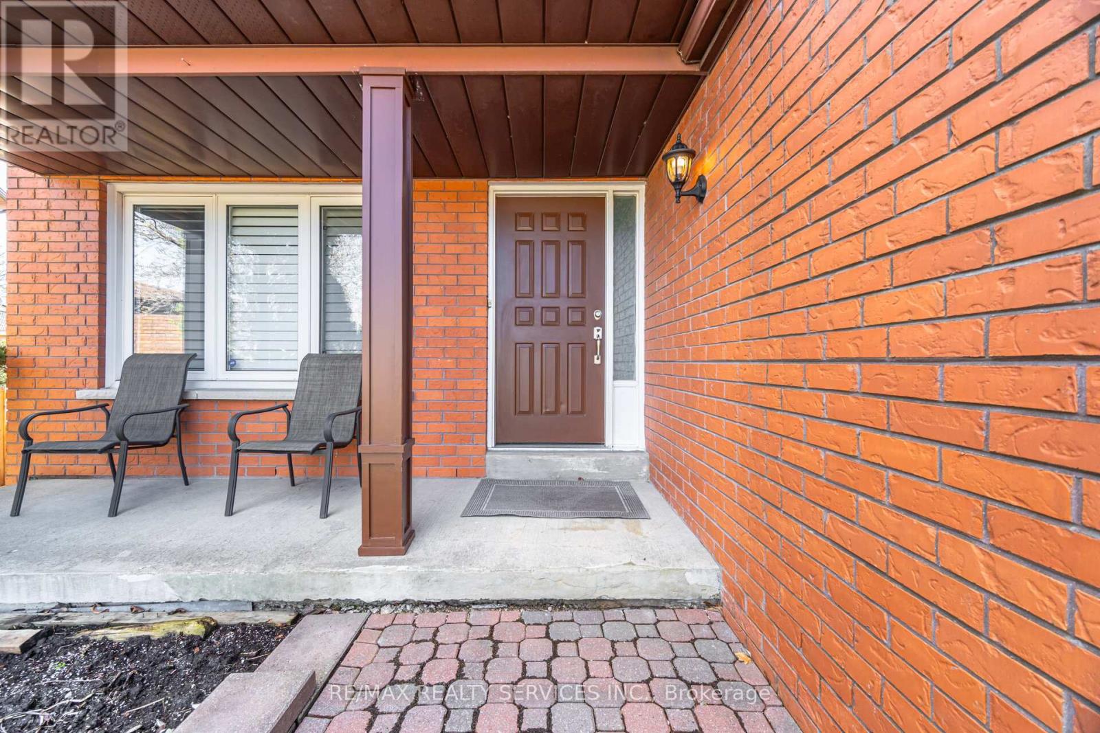 23 Newbury Crescent, Brampton, Ontario  L6S 5M3 - Photo 6 - W12993438