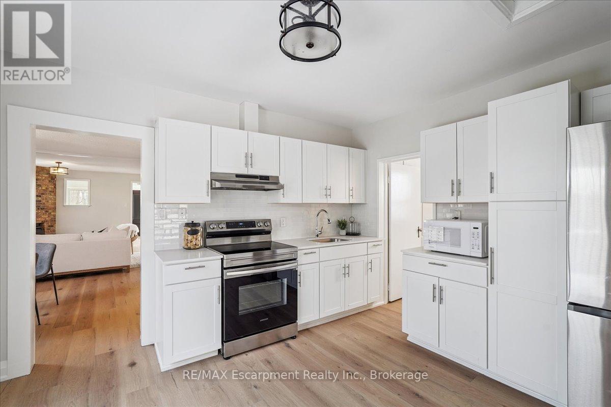 135 Deane Avenue, Oakville, Ontario  L6K 1N2 - Photo 10 - W12998748