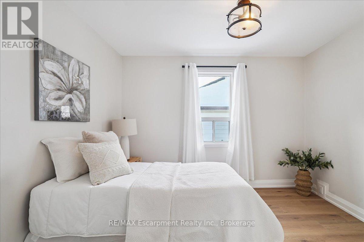 135 Deane Avenue, Oakville, Ontario  L6K 1N2 - Photo 13 - W12998748