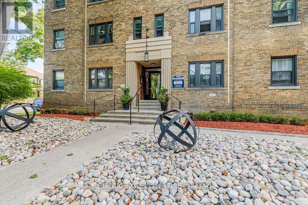 23 - 8 MALLORY GARDENS, Toronto, Ontario