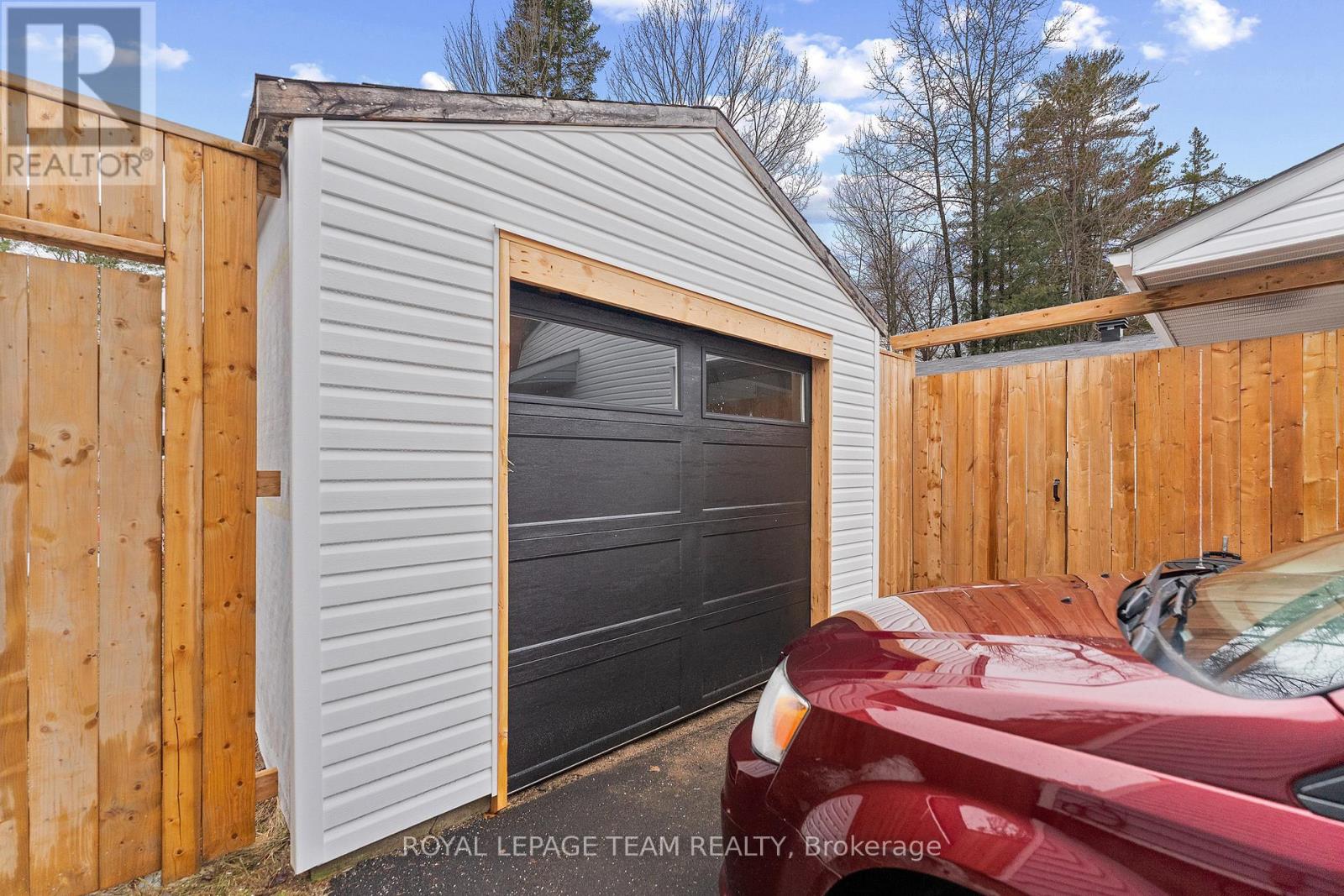 25 Frontenac Crescent, Deep River, Ontario K0J 1P0 - Photo 3 - X12998834