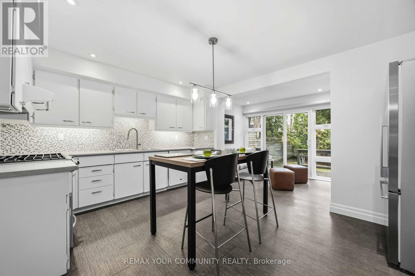 154 Riverdale Avenue, Toronto, Ontario  M4K 1C3 - Photo 11 - E12998736