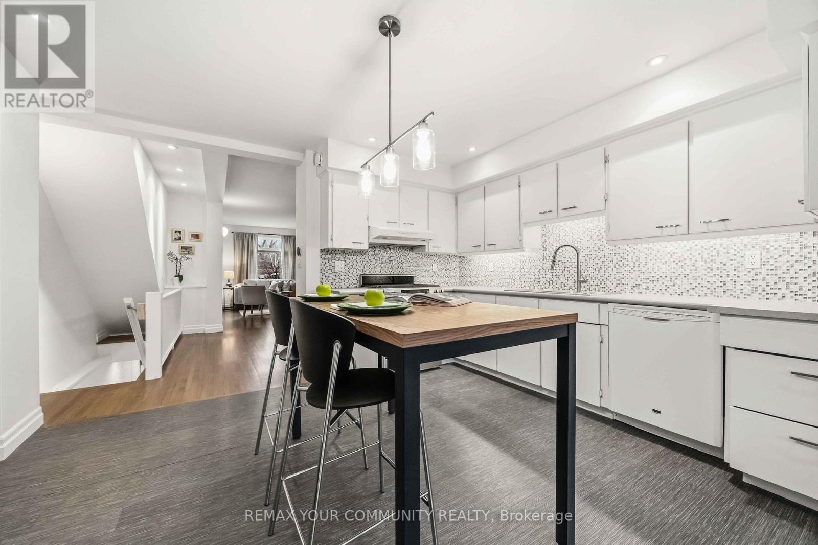 154 Riverdale Avenue, Toronto, Ontario  M4K 1C3 - Photo 13 - E12998736