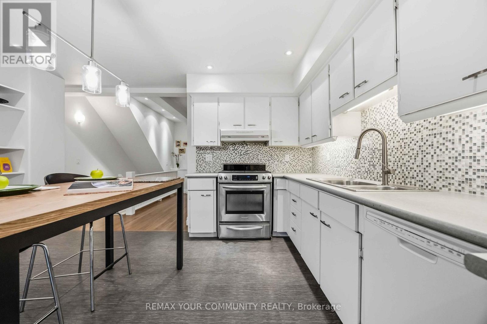 154 Riverdale Avenue, Toronto, Ontario  M4K 1C3 - Photo 15 - E12998736