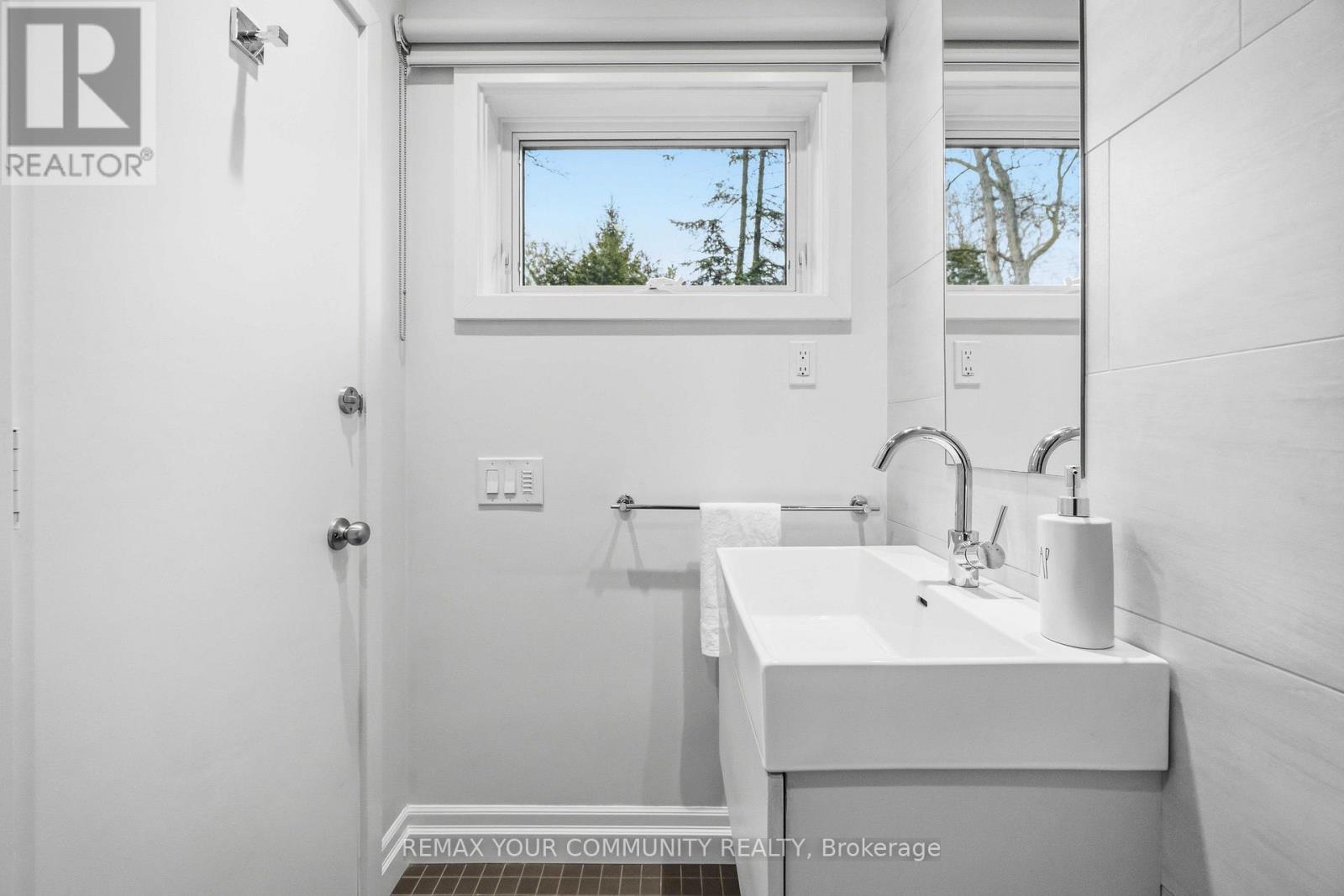 154 Riverdale Avenue, Toronto, Ontario  M4K 1C3 - Photo 21 - E12998736