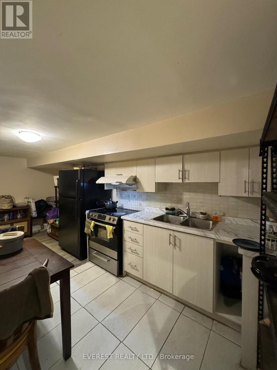 3115 Mallbridge Crescent, Mississauga, Ontario  L4T 2C5 - Photo 10 - W12998794