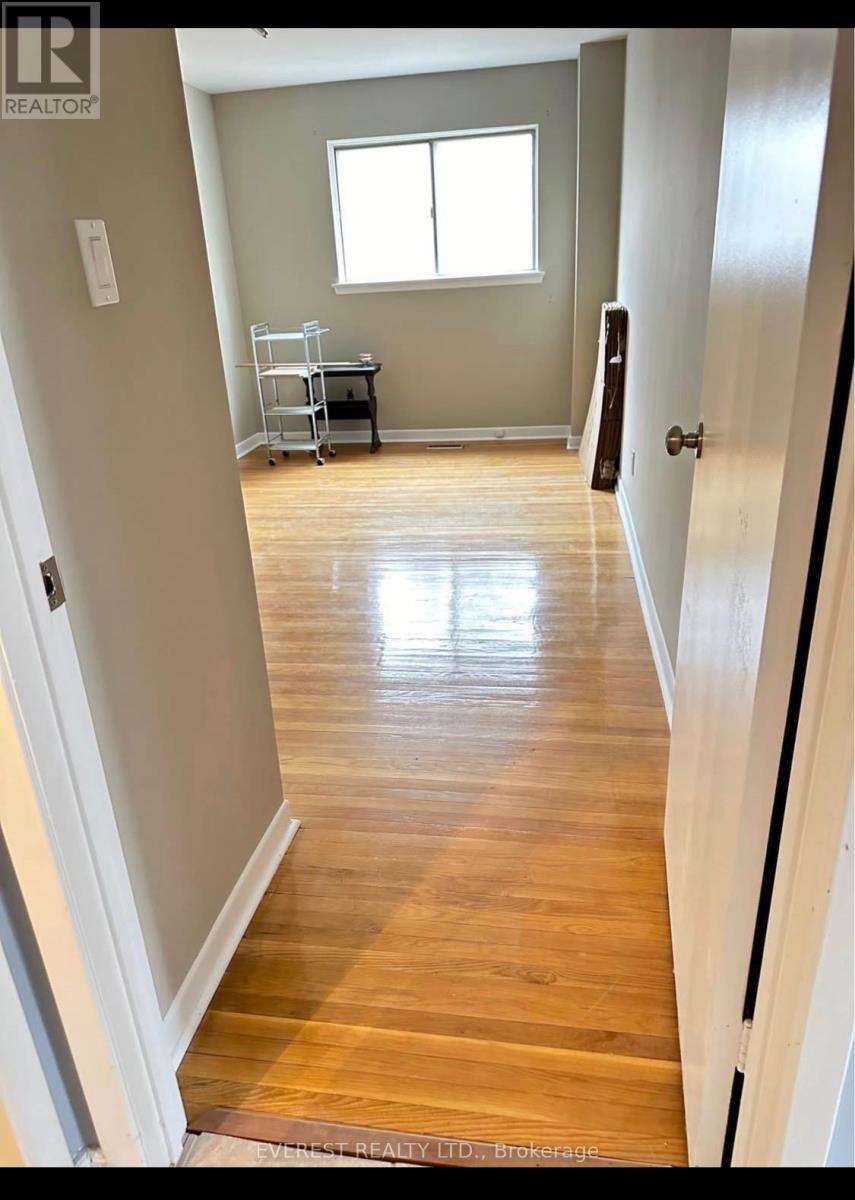 3115 Mallbridge Crescent, Mississauga, Ontario  L4T 2C5 - Photo 11 - W12998794