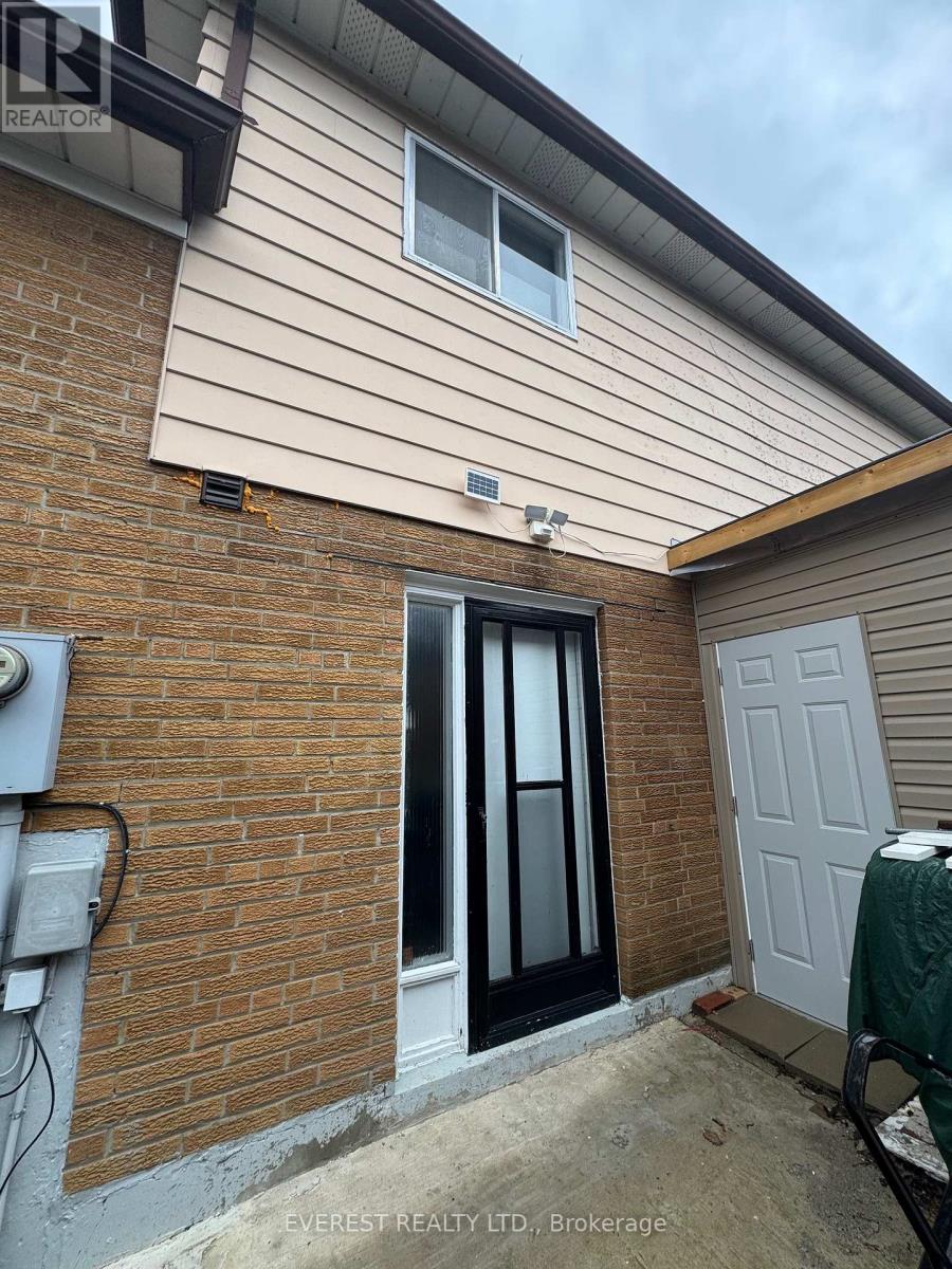 3115 Mallbridge Crescent, Mississauga, Ontario  L4T 2C5 - Photo 4 - W12998794