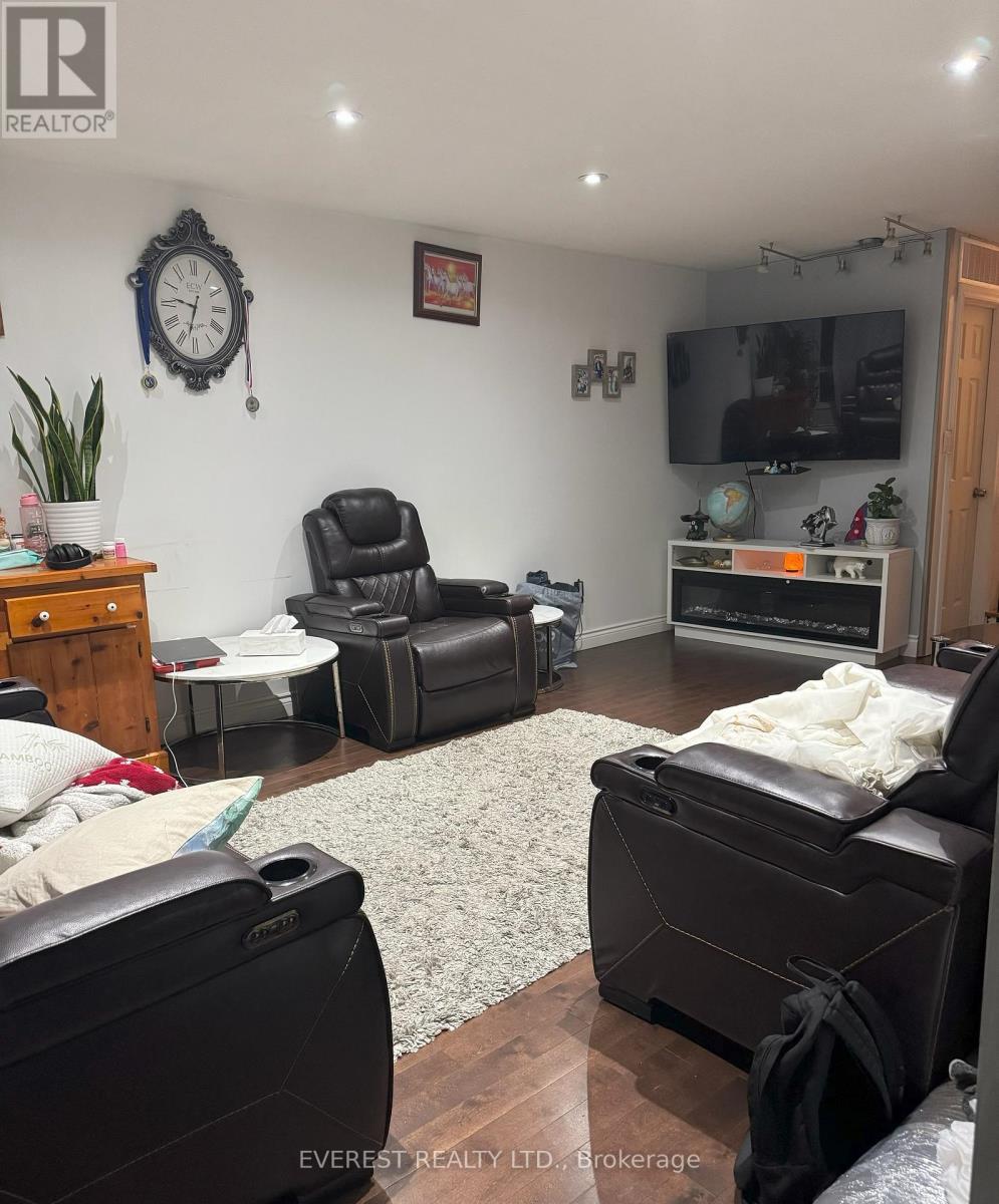 3115 Mallbridge Crescent, Mississauga, Ontario  L4T 2C5 - Photo 5 - W12998794