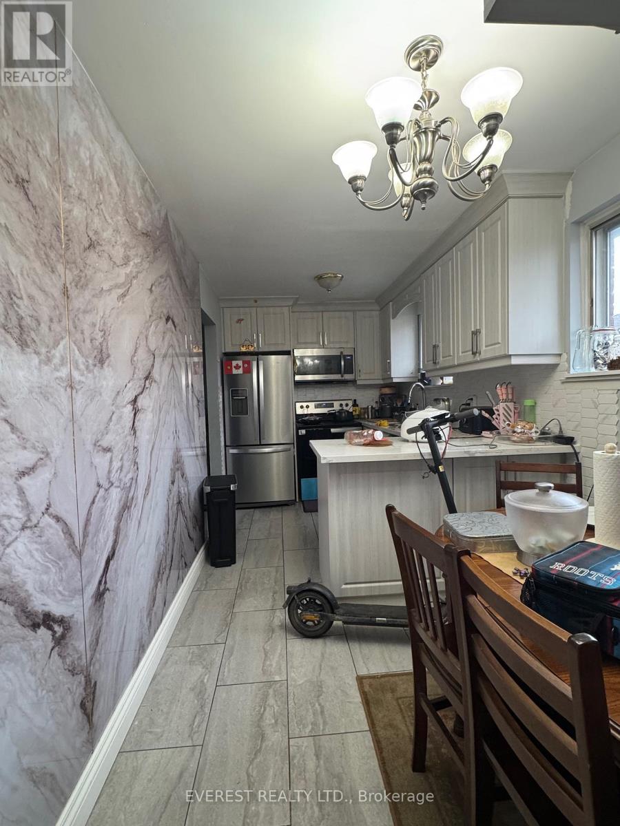 3115 Mallbridge Crescent, Mississauga, Ontario  L4T 2C5 - Photo 6 - W12998794