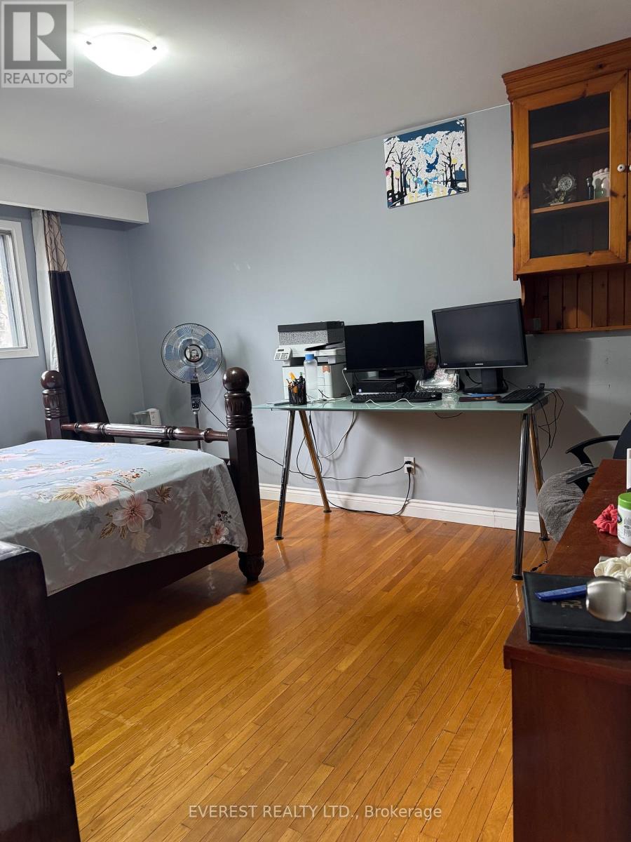 3115 Mallbridge Crescent, Mississauga, Ontario  L4T 2C5 - Photo 7 - W12998794