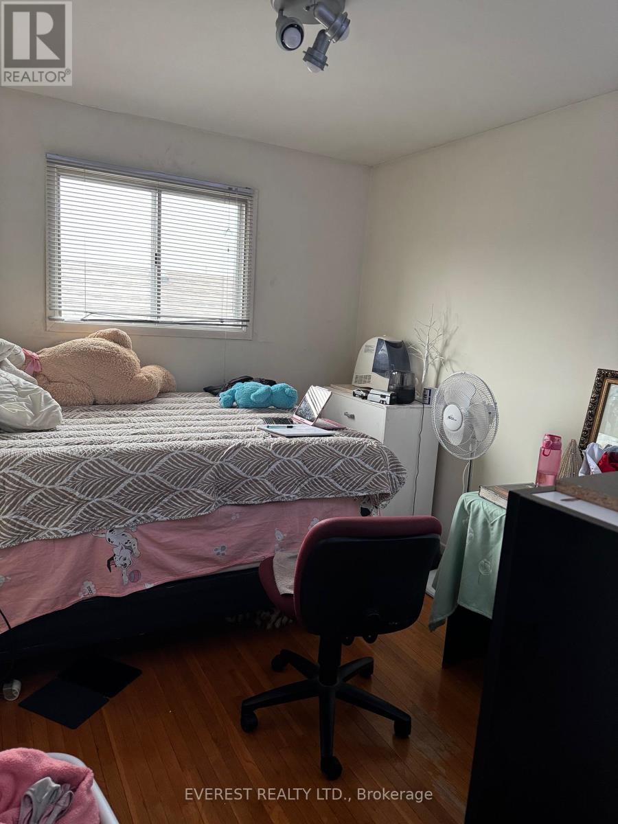 3115 Mallbridge Crescent, Mississauga, Ontario  L4T 2C5 - Photo 9 - W12998794