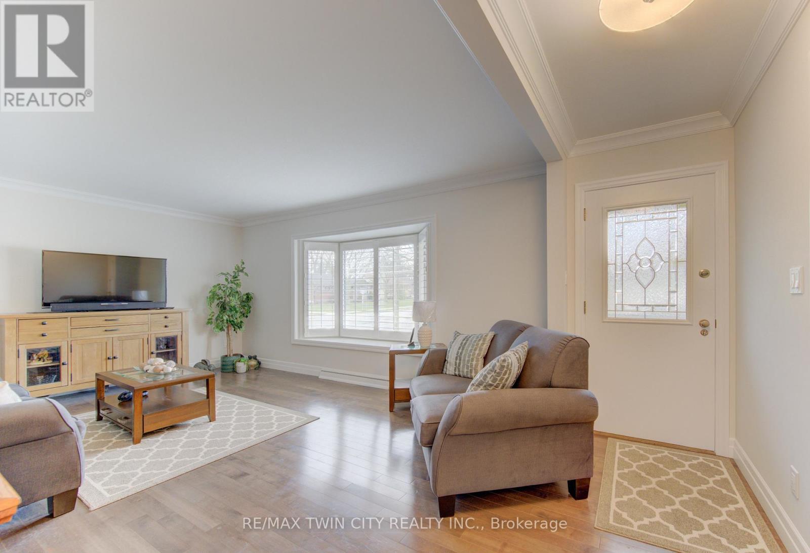 196 Lourdes Street, Waterloo, Ontario  N2L 1N7 - Photo 12 - X12998826