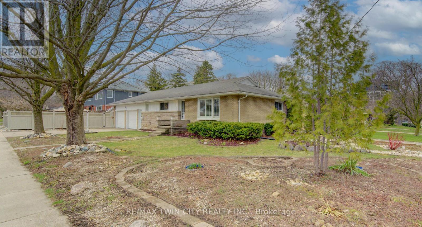 196 Lourdes Street, Waterloo, Ontario  N2L 1N7 - Photo 3 - X12998826