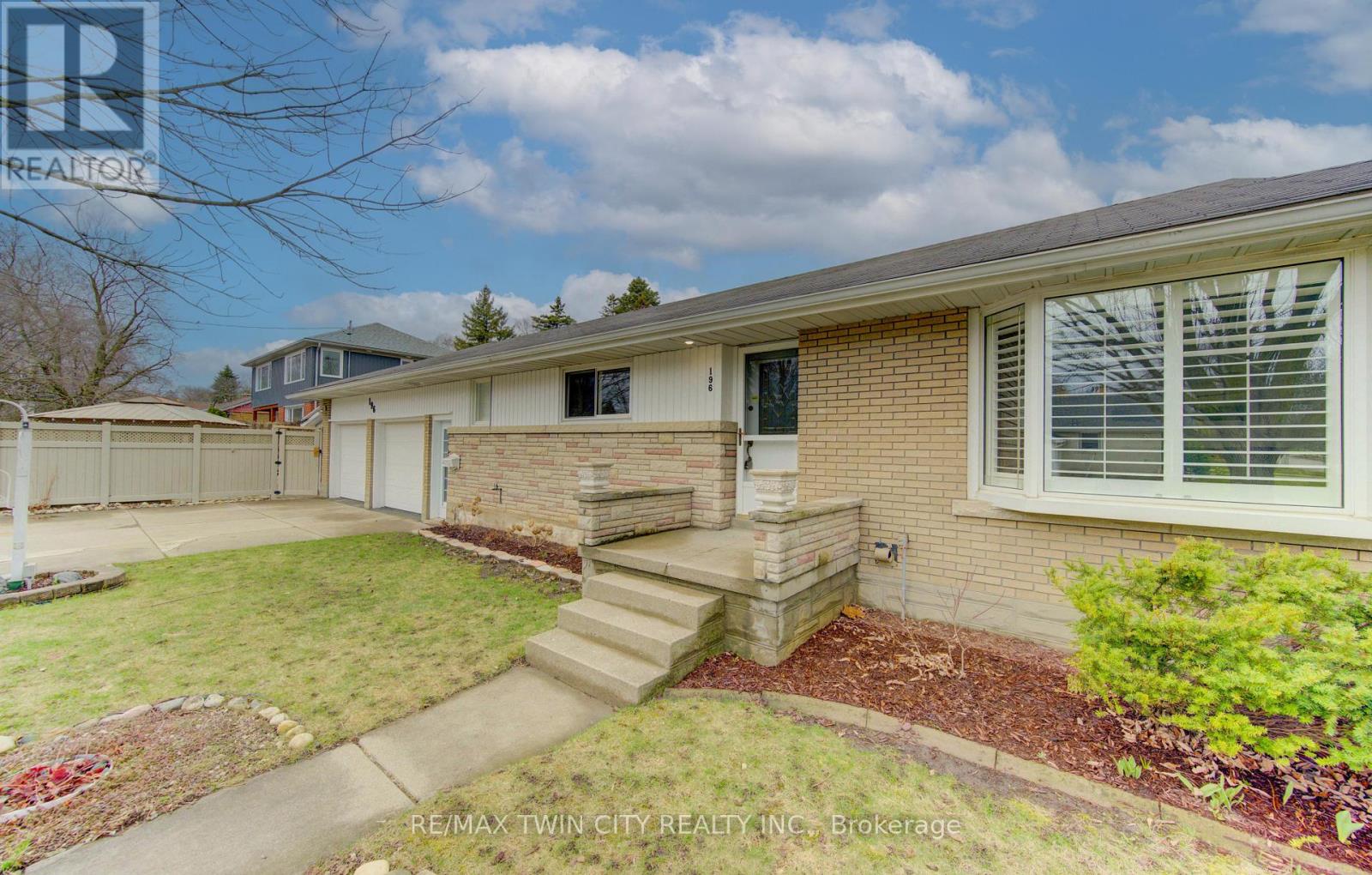 196 Lourdes Street, Waterloo, Ontario  N2L 1N7 - Photo 4 - X12998826