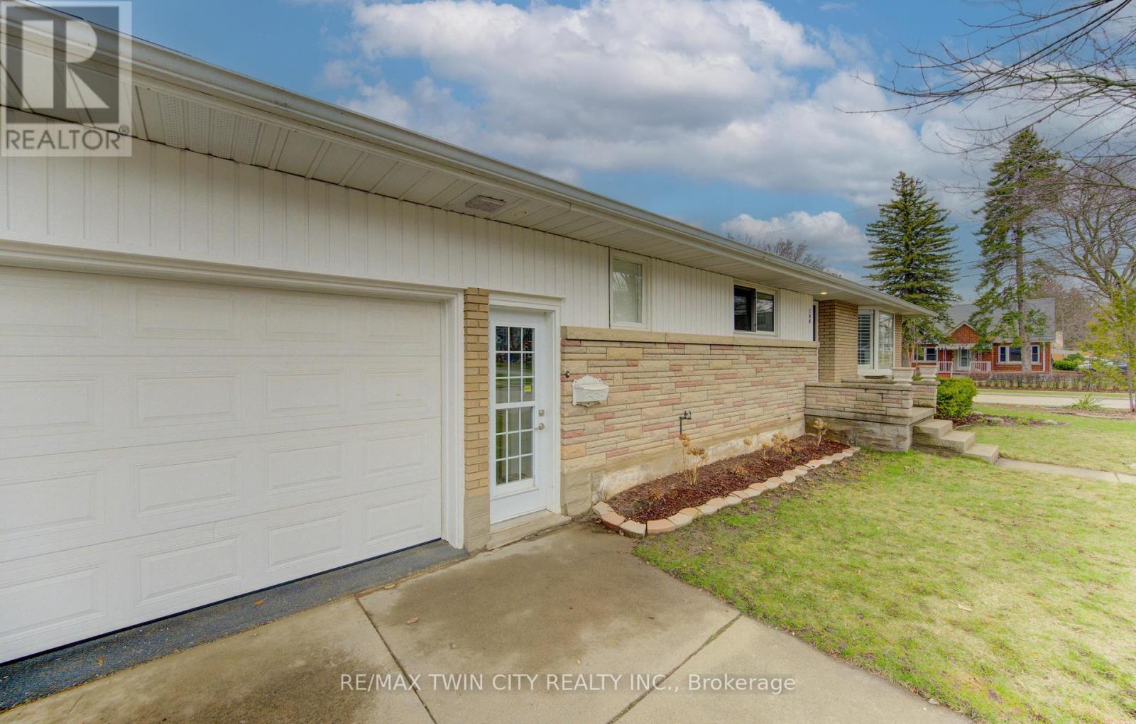 196 Lourdes Street, Waterloo, Ontario  N2L 1N7 - Photo 5 - X12998826