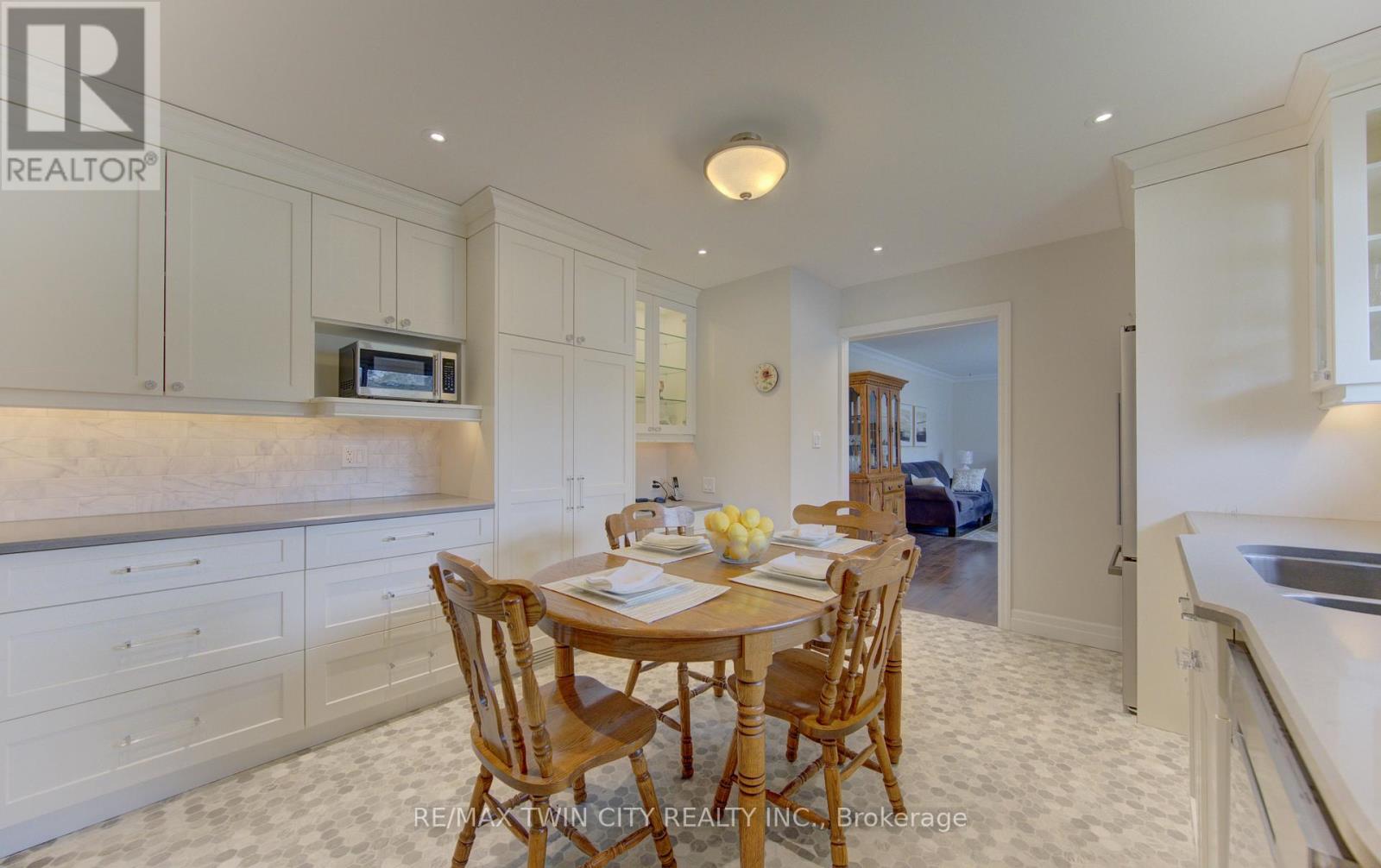 196 Lourdes Street, Waterloo, Ontario  N2L 1N7 - Photo 6 - X12998826