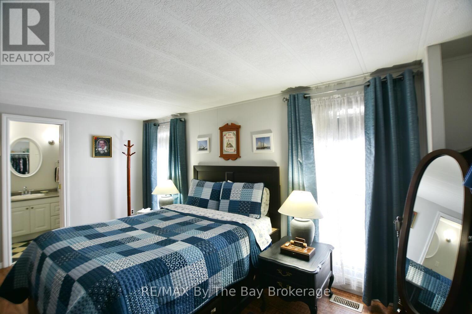 1 Golf Avenue, Wasaga Beach, Ontario  L9Z 1K2 - Photo 13 - S12976030