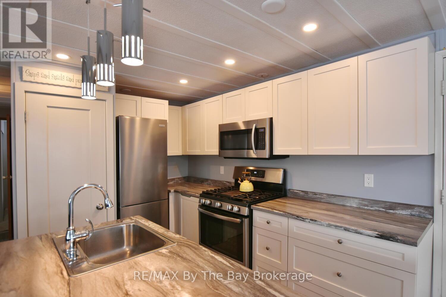 15 Carruthers Street S, Wasaga Beach, Ontario  L9Z 1K2 - Photo 12 - S12934442