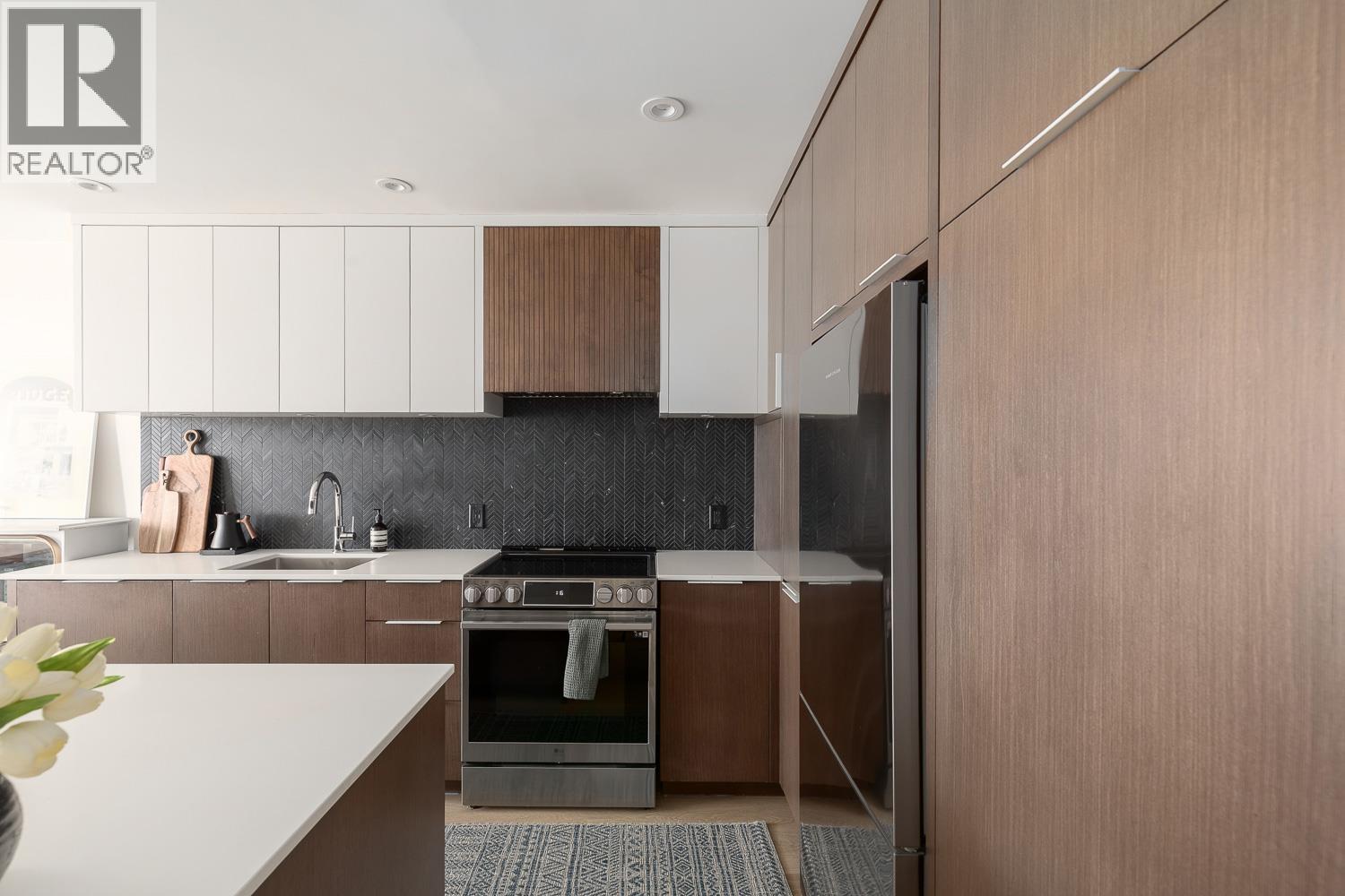 402 8460 Jellicoe Street, Vancouver, British Columbia  V5S 4S8 - Photo 3 - R3110687