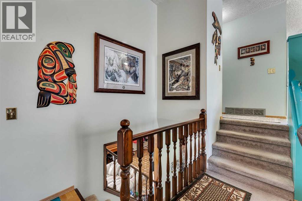 1003 Berkley Drive NW, Calgary, Alberta  T3K 1E3 - Photo 10 - A2301092