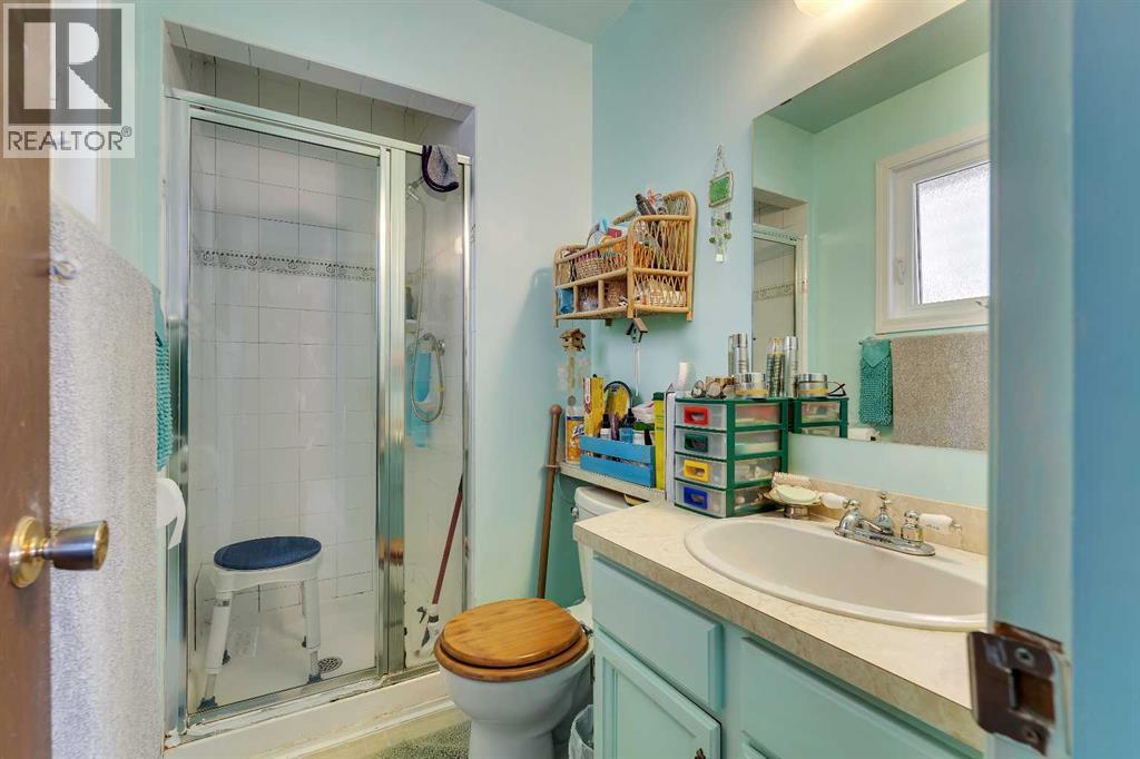 1003 Berkley Drive NW, Calgary, Alberta  T3K 1E3 - Photo 21 - A2301092