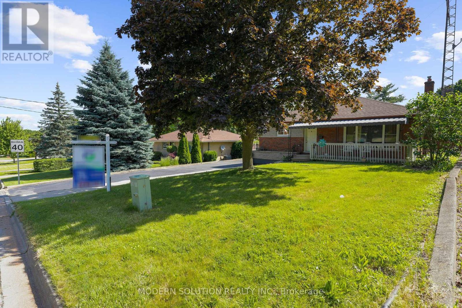 134 Clarke Street N, Woodstock, Ontario N4S 7M7 - Photo 2 - X12998866