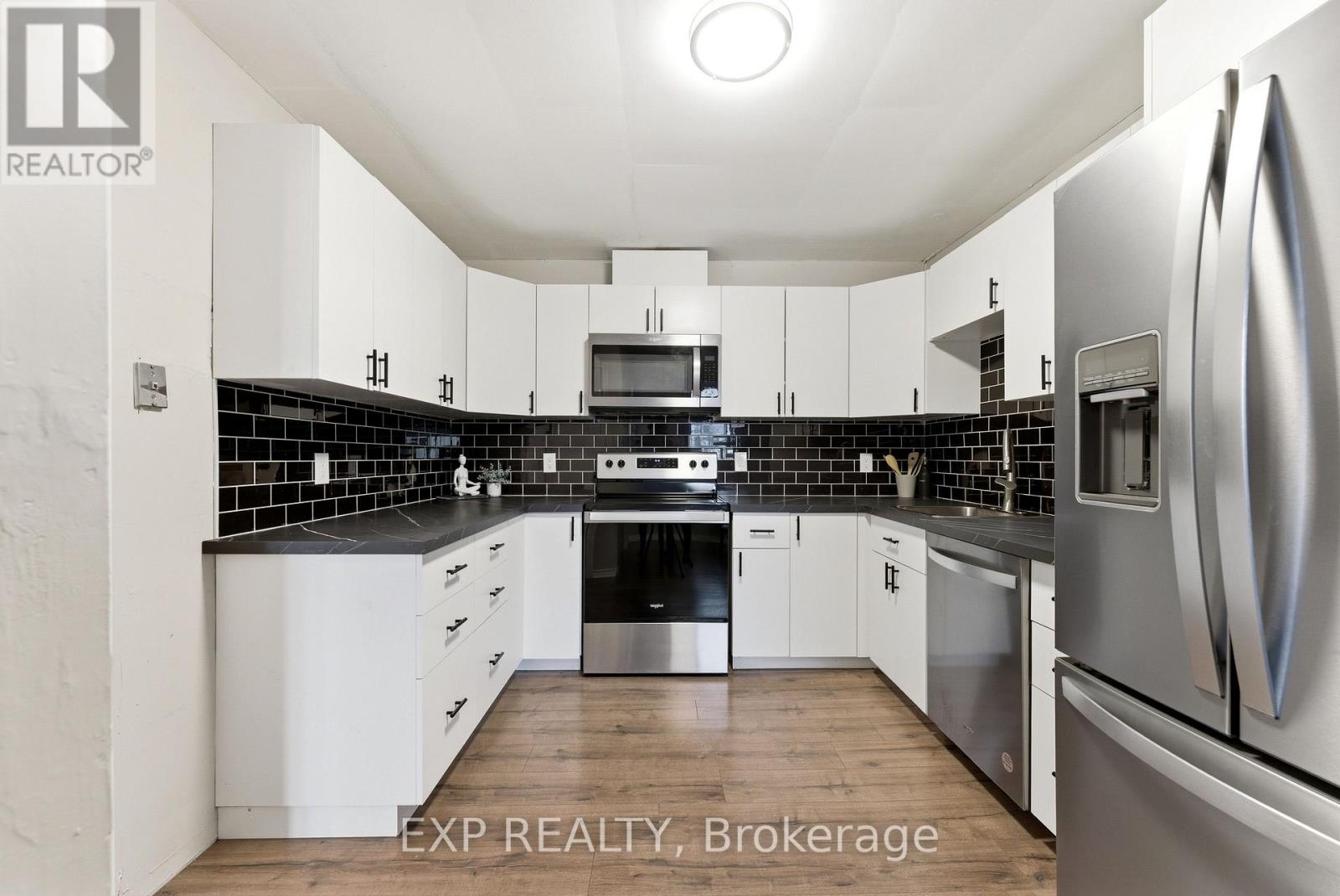 10 Plaza Square, Belleville, Ontario  K8N 4J3 - Photo 9 - X12998944