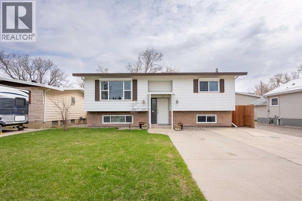 235 15 Street N, Lethbridge, Alberta  T1H 2X5 - Photo 1 - A2301622